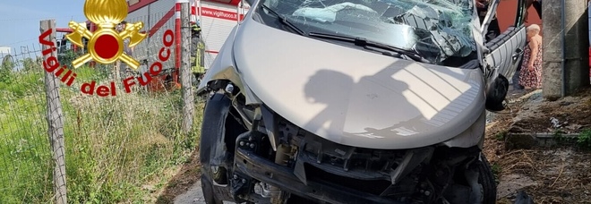 Incidente a Pietrastornina: auto sbanda, travolge palo e resta in bilico