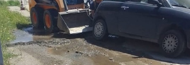 Marano, perdita idrica e voragine: auto risucchiata dal manto stradale