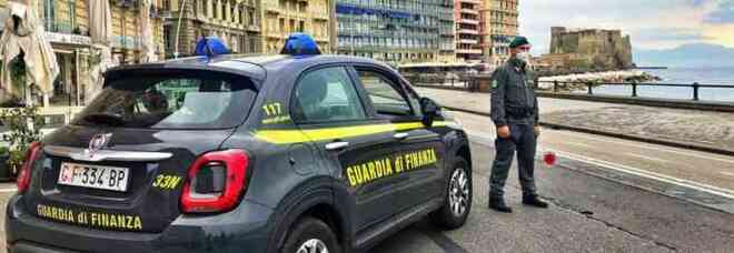 Napoli, arrestato maresciallo della Guardia di Finanza: costringeva i commercianti a pagare per evitare controlli fiscali
