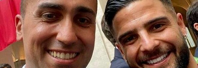 Di Maio, selfie con Insigne poi l'abbraccio di Chiellini: «Confidiamo in voi»