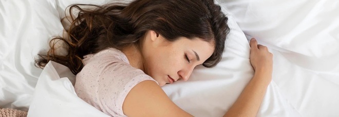 Quante ore bisogna dormire la notte? «Tanto o troppo poco può portare a un declino cognitivo». Il nuovo studio