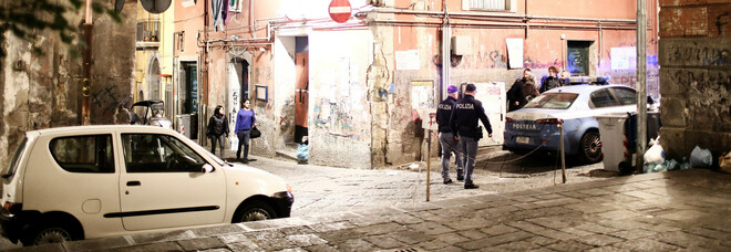 Napoli, ai Quartieri spagnoli si torna a sparare: paura tra i vicoli ma nessuno denuncia