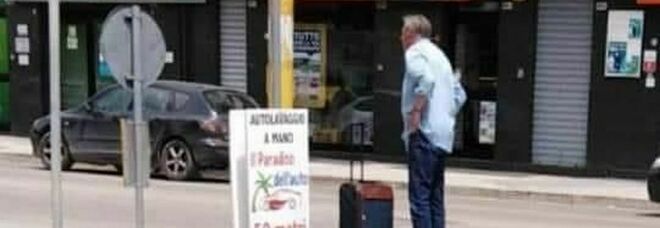 Zeman lascia Foggia: alla fermata del bus da solo con la valigia. E la foto diventa virale
