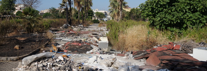 Napoli, l'enorme discarica data alle fiamme: guaine e carcasse «dimenticate» da anni