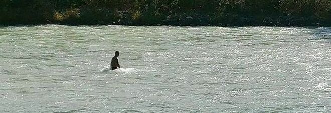 La figlia è annegata nel fiume Adda, il papà si tuffa ogni mattina per cercare il corpo: «Non posso smettere»
