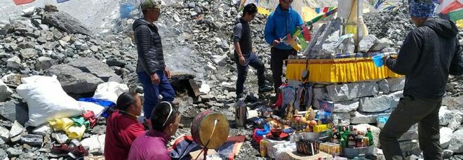 Monte Everest, i rifiuti abbandonati dagli alpinisti si trasformano in opere d'arte