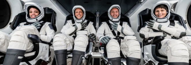 Samantha Cristoforetti, le prime foto nella navicella CrewDragon di SpaceX di Elon Musk che la porterà nello spazio