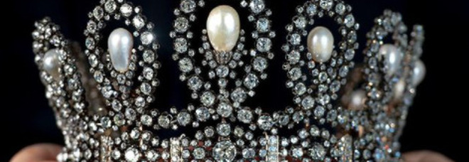 Sotheby's, all'asta la tiara dei Savoia: vale 1 milione e mezzo di dollari e si può provare (virtualmente)