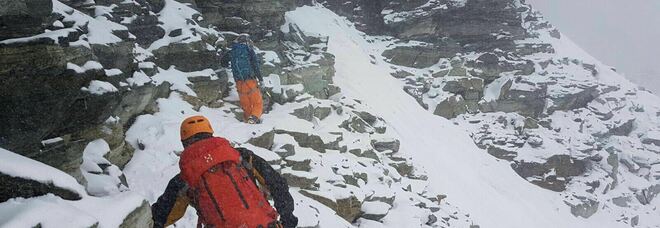 Gran Sasso, turisti romani bloccati dalla neve a 2.500 metri: salvi dopo una notte al gelo