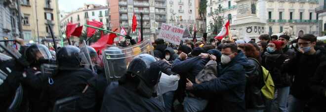 Napoli, scontri in piazza dei Martiri durante la manifestazione degli studenti