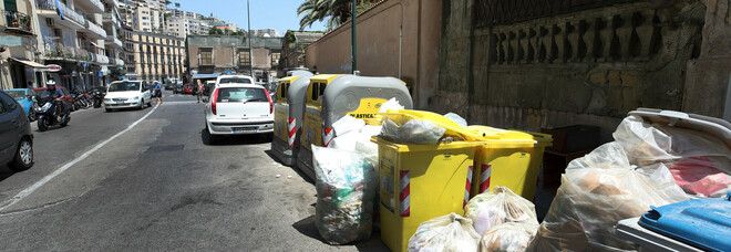 Asìa, personale in vacanza a Napoli: tappeti di rifiuti a Posillipo