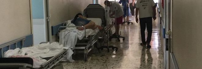 Ospedali Napoli, pazienti record: in corsia il ritorno delle barelle