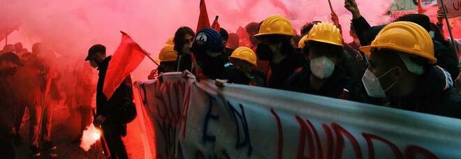 Napoli, gli studenti tornano in piazza: «Basta alternanza e morti sul lavoro»