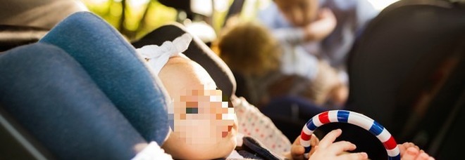 Babysitter lascia in auto sette bimbi e va a fare shopping: il più grande (di 4 anni) chiama la polizia