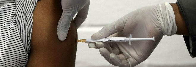 Vaccino Astrazeneca contro il Covid, riprende la sperimentazione. Gli esperti: patologia del volontario non è collegata