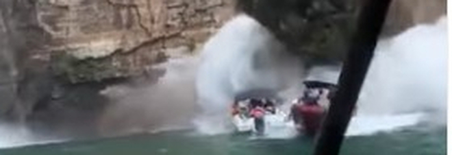 Parete di roccia cade nel lago sulle barche dei turisti: almeno 7 morti e 3 dispersi