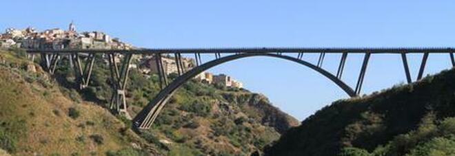 'Ndrangheta, sequestrato il ponte Morandi a Catanzaro. Usati materiali scadenti per la manutenzione: 4 arresti