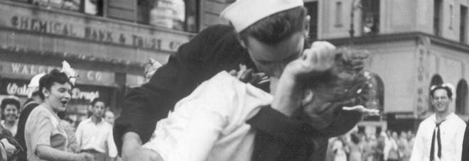 Morto il marinaio che baciava l'infermiera nella foto piÃ¹ famosa del Novecento. Aveva 95 anni