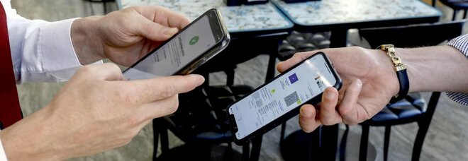 Green pass falsi ma funzionanti venduti a 100 euro su Telegram: perquisizioni in tutta Italia