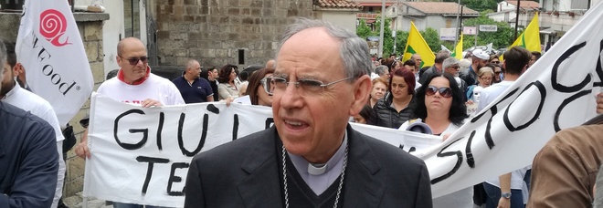 Covid, il vescovo di Teano-Alife: «Preti no vax non daranno la comunione»