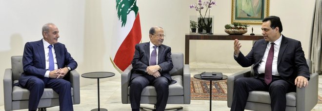 Il presidente Michel Aoun al centro con il primo ministro Hassan Diab a destra e lo speaker del parlamento libanese Nabih Berri