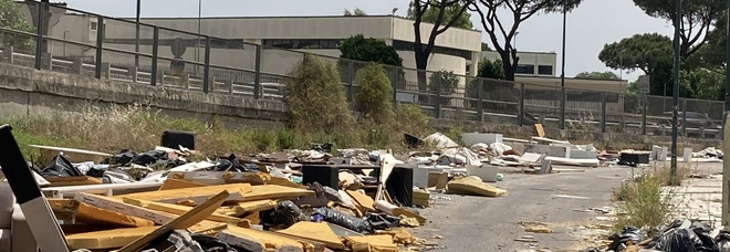 Napoli, tonnellate di rifiuti a ridosso di scuola e campi coltivati a Ponticelli