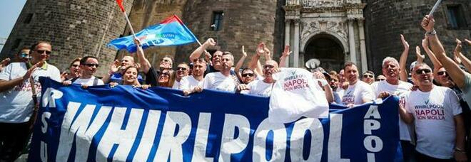 Whirlpool Napoli, protesta dei lavoratori: «Il governo obblighi l'azienda a stoppare i licenziamenti»