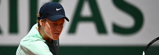 Roland Garros, Sinner si qualifica agli ottavi di finale: battuto Mackenzie McDonald tre set a zero