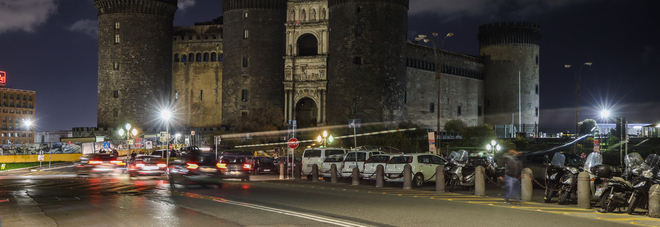 Bollette, via le lampade ad alto consumo a Napoli: «Ma non spegneremo le luci»