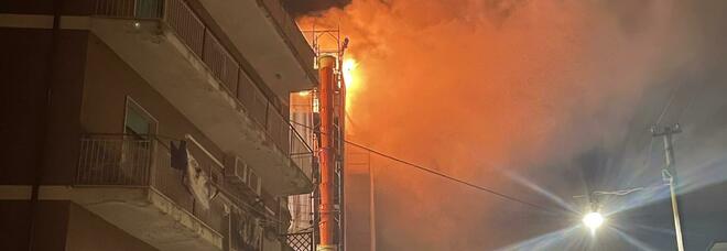Roma, incendio in un palazzo all'Eur: 40 persone evacuate