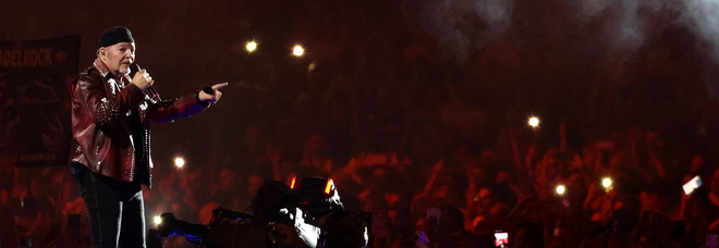 Vasco Rossi in concerto a Napoli, i fan allo stadio in delirio: «Finalmente... Vivere»