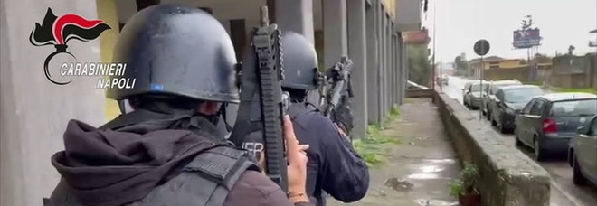 Sparatoria ad Arzano, blitz dei carabinieri in assetto da guerra: un arresto, rimossi cancelli abusivi