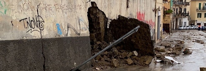 Maltempo a Pozzuoli, cede il muro perimetrale del carcere e il sindaco chiude parchi e scuole