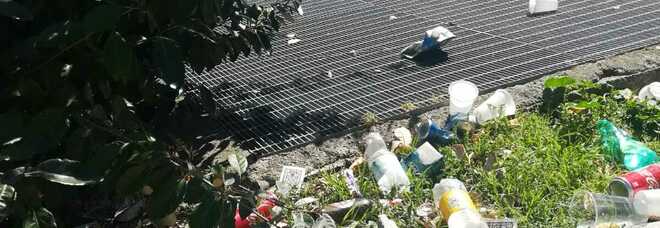 Napoli: piazza Nazionale nel degrado, da giorni nessuno porta via i rifiuti
