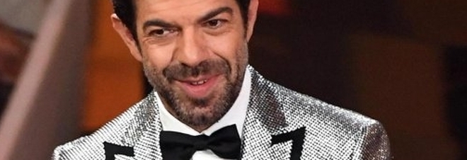 Sanremo2018, Favino inciampa sul look: giacca da brividi stile Casamonica. Poi porta panino e fiori alla moglie