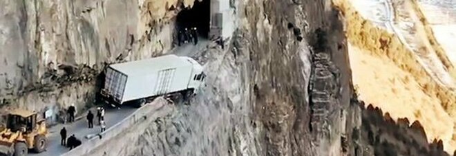 Un camion resta appeso su una scogliera dopo essere stato guidato dal GPS su una strada stretta in Cina - VIDEO, FOTO