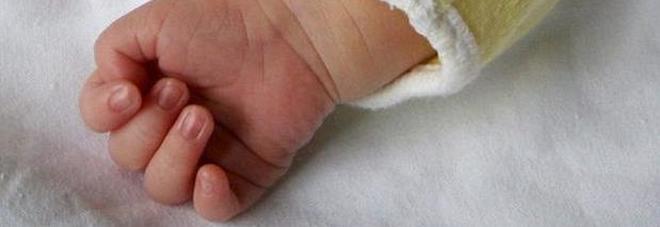 Neonato muore di Covid: positivi anche i due fratellini, 70 persone in quarantena