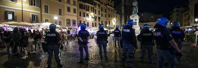 Roma, movida fuori controllo e guerriglia nelle piazze: Da San Lorenzo a Campo de Fiori è ondata di aggressioni
