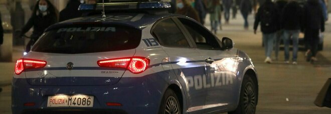 Napoli, provano a rapinare un distributore di benzina e tentano la fuga: arrestati 26enne e 24enne