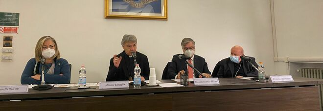 Napoli, il vescovo Battaglia all'incontro su etica ed economia: «Questioni sociali emergono in assenza del lavoro»