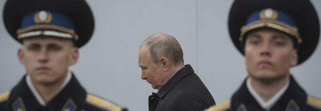 Putin accusa la Nato, ma evita l'escalation: «No alla guerra totale». Macron: non si ottiene la pace umiliando Mosca