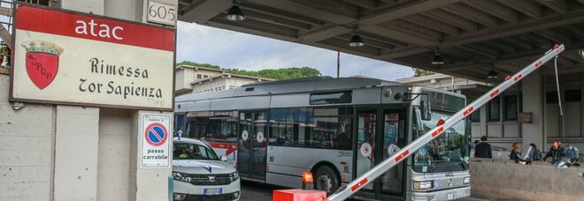 Bus flambé, finti guasti e collaudi raggirati: tutti gli scandali della rimessa di Tor Sapienza