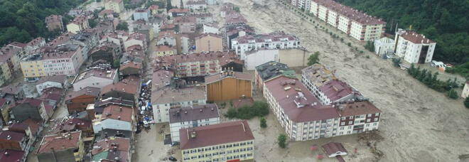 Alluvione in Turchia, i morti salgono a 44. Le testimonianze choc: «Donne e bambini dispersi»