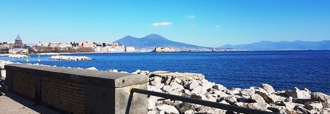 Napoli: rubano cellulare e borsello lasciati sugli scogli in via Caracciolo, bloccati due algerini