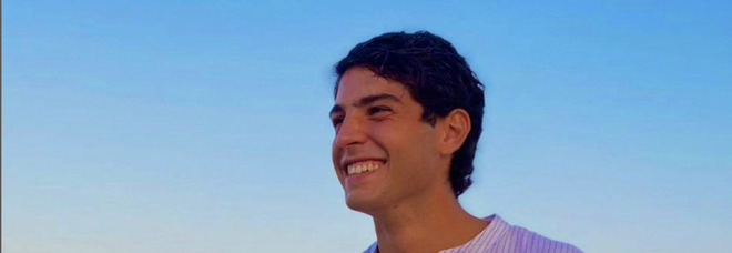 Il giovane Roberto, 20enne della provincia di Firenze, è morto in seguito ad una caduta dalla tettoia su cui si stava scattando una foto