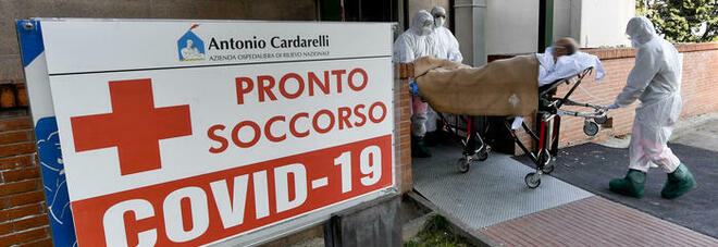Ospedale Cardarelli di Napoli, tremila infermieri per venti posti: «Noi pronti alla trincea»