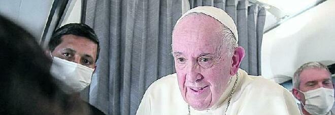 Papa Francesco: «Le carezze alla segretaria dell'arcivescovo di Parigi? Non sono peccato grave»