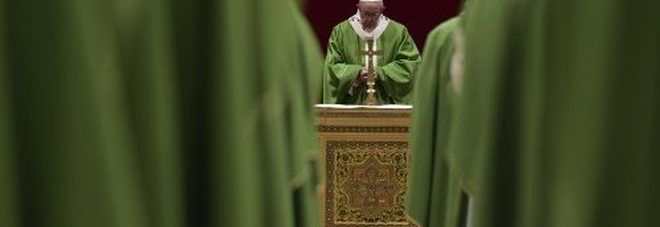 Papa Francesco, l'Arcivescovo Viganò torna a farsi sentire e gli dà del bugiardo