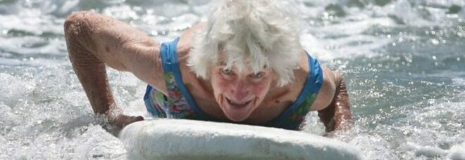 Nancy Maherne, nonna del surf: a 92 anni è sulla cressta dell'onda. Il segreto è la dieta