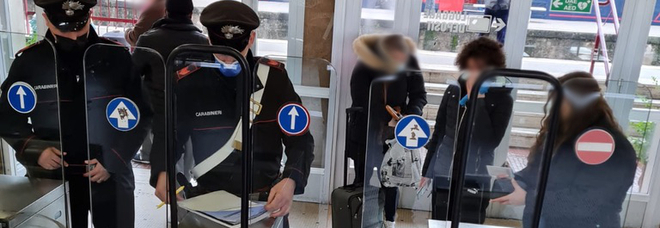 No pass a Napoli, controlli in metro: carabinieri ai tornelli, poche multe